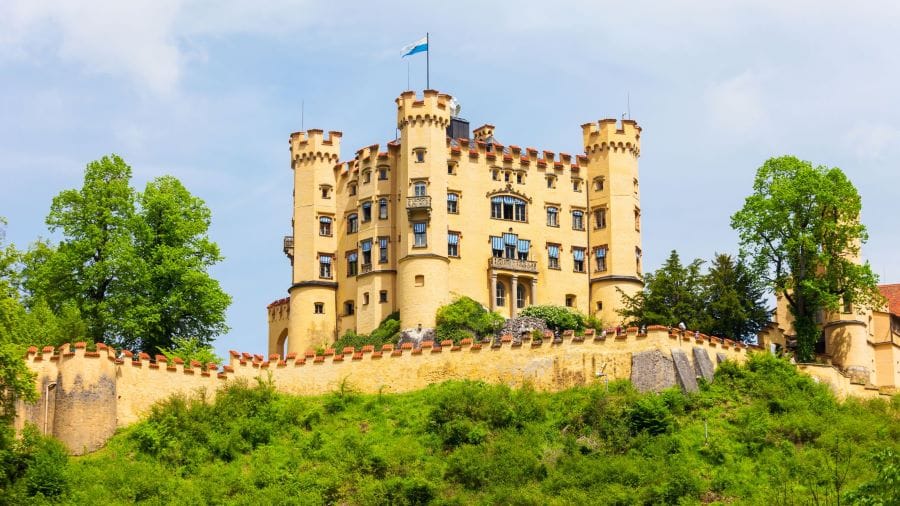 Lâu đài Hohenschwangau sở hữu những nét cổ kính, huyền bí và độc đáo